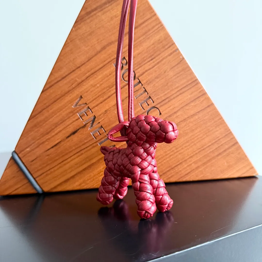 Batch 540 BOTTEGA VENETA2025 new puppy-shaped pendant braided puppy is now online😎The leather braided puppy-shaped pendant can be hung on any handbag, and it is as cute, delicate and colorful as it matches with a bag. Cute and cute, it will touch your heart at any time. It can be hung on bags or keychains. Who can resist such a cute puppy? Style number: 807068